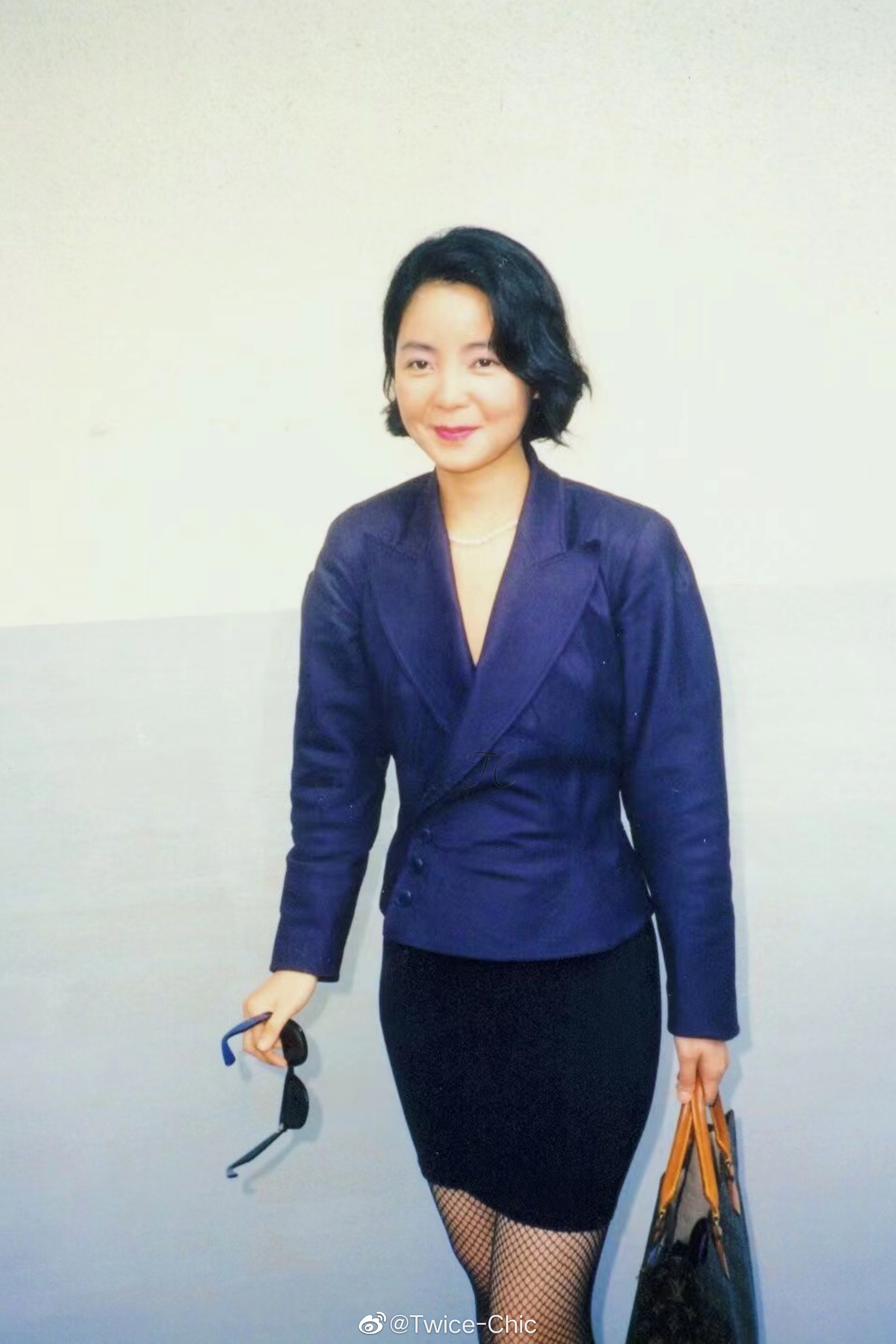 邓丽君·彼时歌坛天后穿搭 50年已过,她爱的老花与纯色套装……__财经