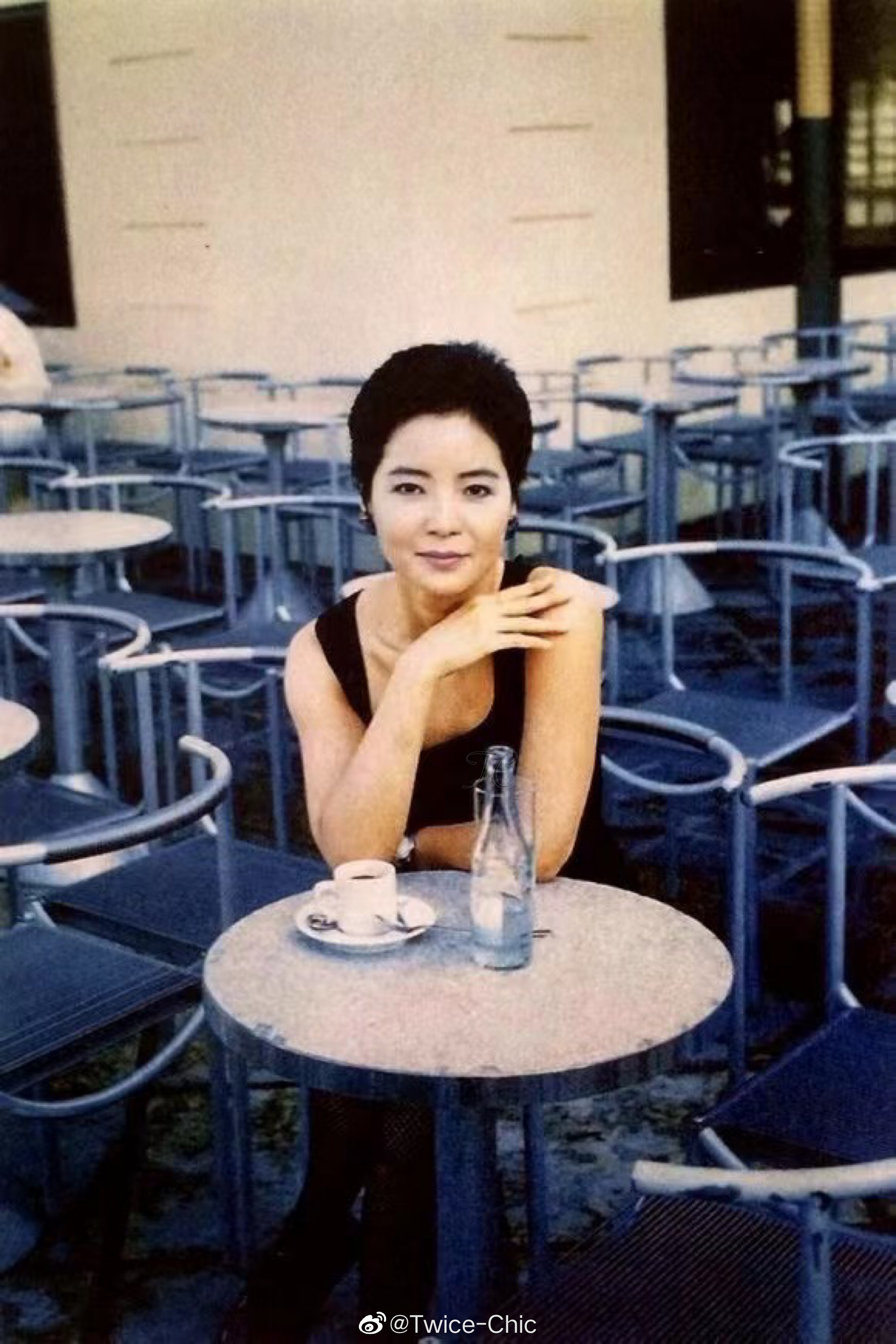 邓丽君·彼时歌坛天后穿搭 50年已过,她爱的老花与纯色套装……__财经