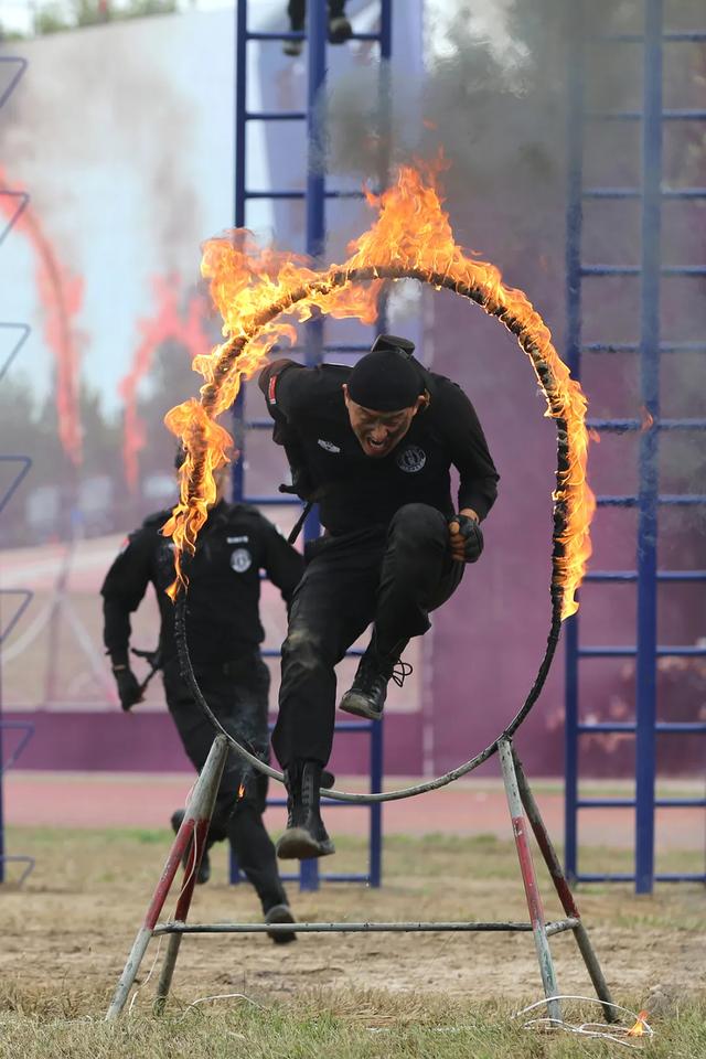 【大练兵】燃!多图直击河北公安特警"红蓝对抗"拉动演练现场