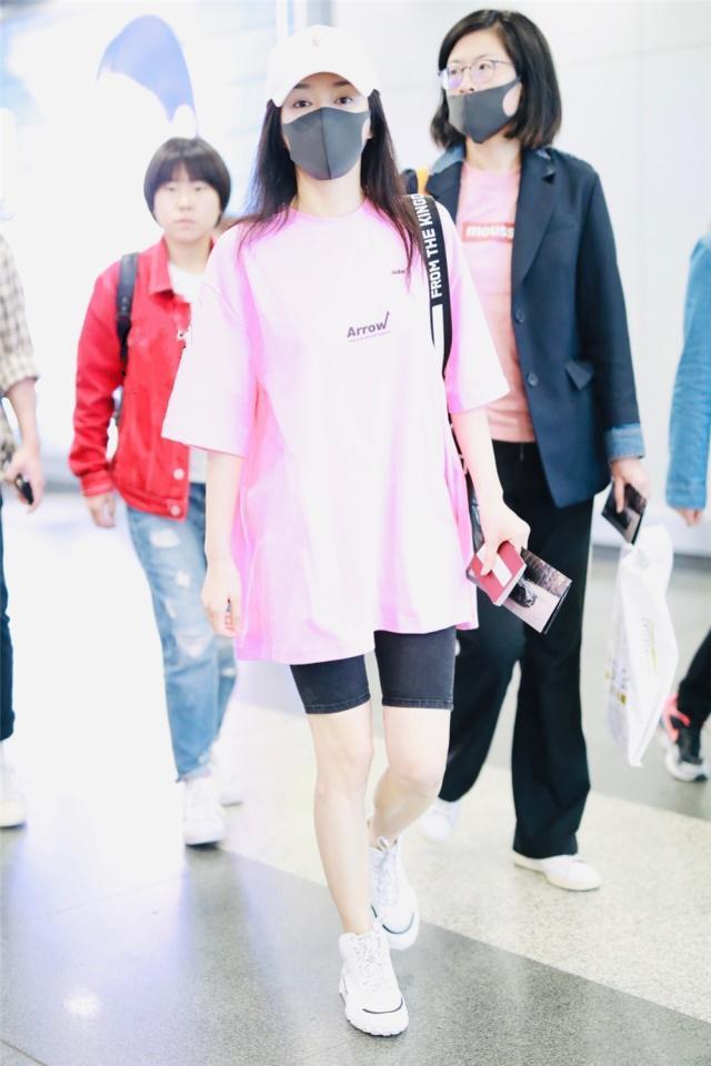 秦岚也穿健美裤，粉色上衣暴露一颗少女心，都40岁了还嫩得不像话休闲区蓝鸢梦想 - Www.slyday.coM