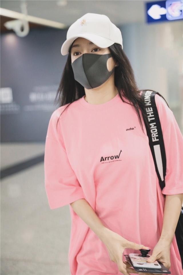 秦岚也穿健美裤，粉色上衣暴露一颗少女心，都40岁了还嫩得不像话休闲区蓝鸢梦想 - Www.slyday.coM