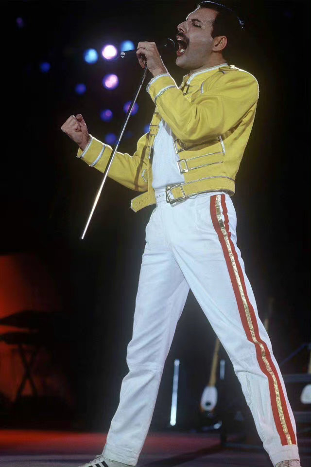 1986 年,牙叔在皇后乐队 the magic tour 欧洲巡回演唱会上__财经头条