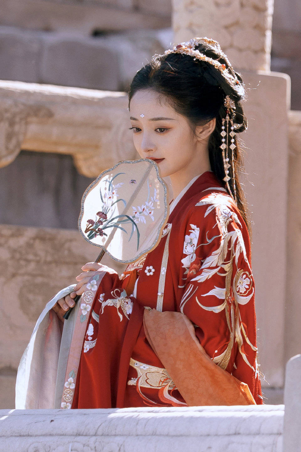 周洁琼一袭红衣,古风扮相绝美,手拿扇子,低头美艳动人~__财经头条