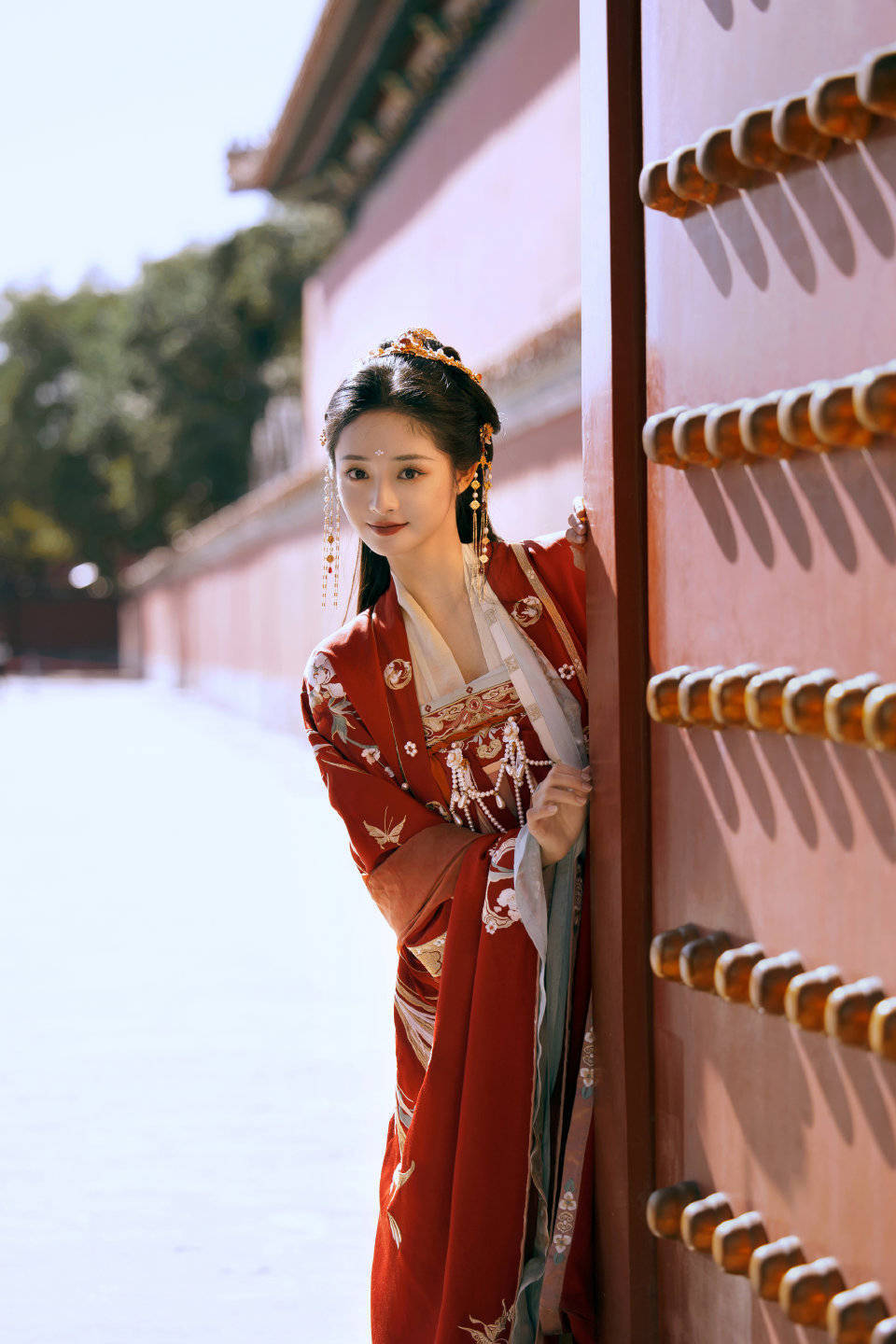 周洁琼一袭红衣,古风扮相绝美,手拿扇子,低头美艳动人~__财经头条