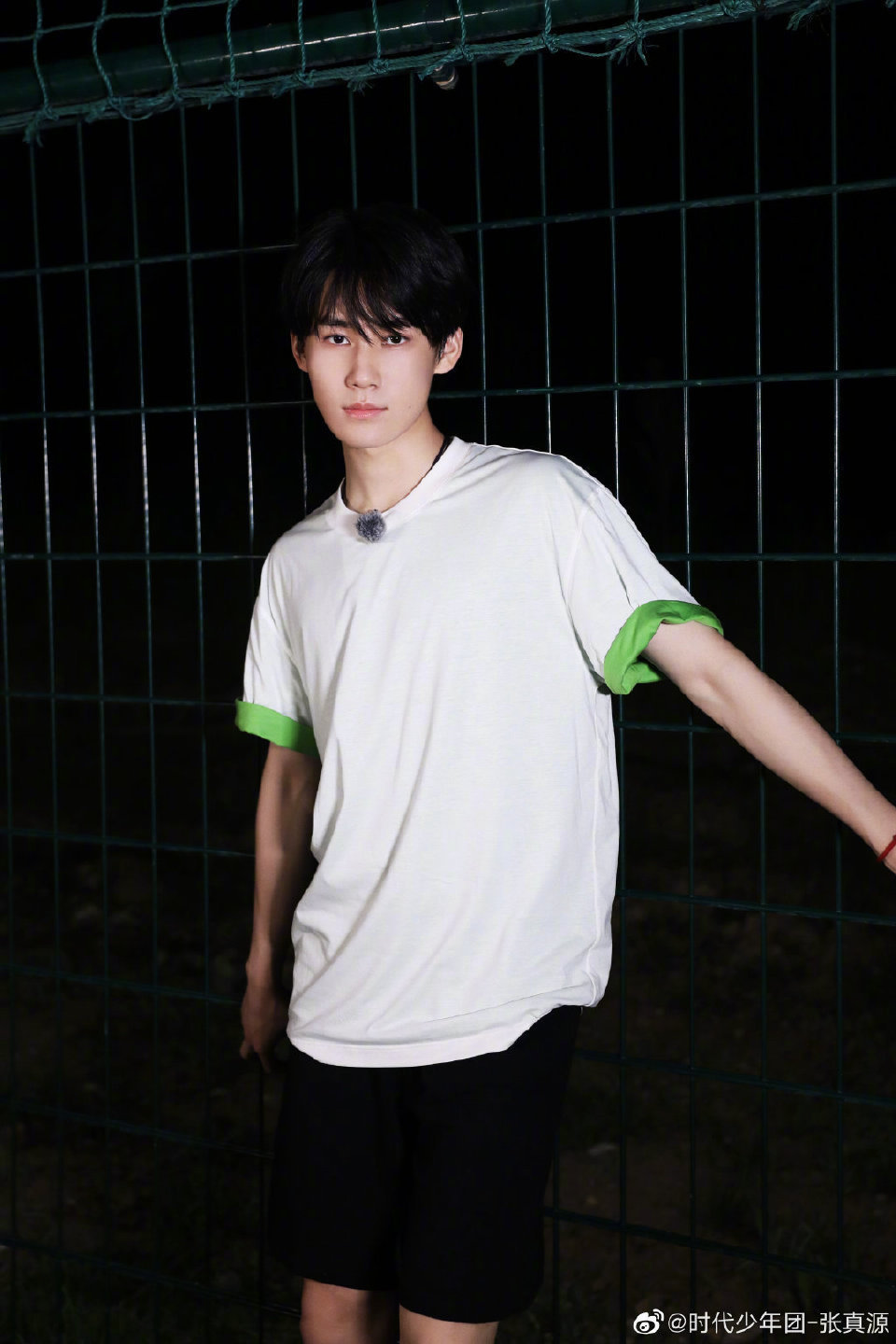 张真源分享夜色随拍白t少年帅气加倍夜色中的一抹亮光
