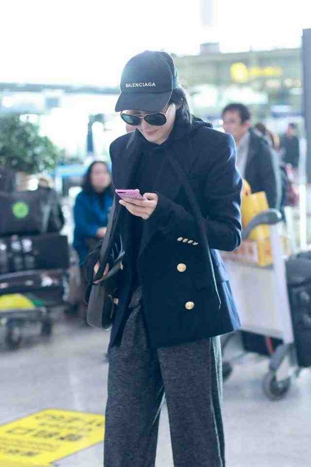 军嫂张馨予当妈后更会穿了，西装+阔腿裤的帅气混搭，时髦感十足休闲区蓝鸢梦想 - Www.slyday.coM