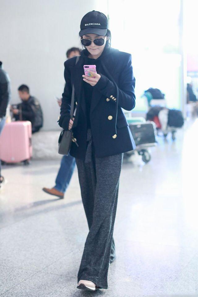 军嫂张馨予当妈后更会穿了，西装+阔腿裤的帅气混搭，时髦感十足休闲区蓝鸢梦想 - Www.slyday.coM