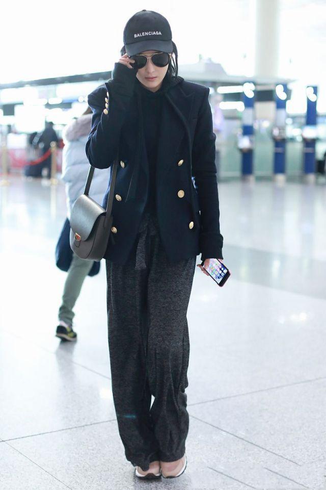 军嫂张馨予当妈后更会穿了，西装+阔腿裤的帅气混搭，时髦感十足休闲区蓝鸢梦想 - Www.slyday.coM