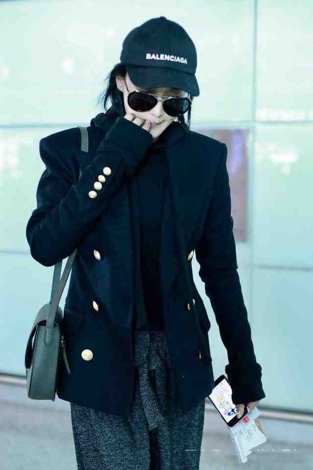 军嫂张馨予当妈后更会穿了，西装+阔腿裤的帅气混搭，时髦感十足休闲区蓝鸢梦想 - Www.slyday.coM