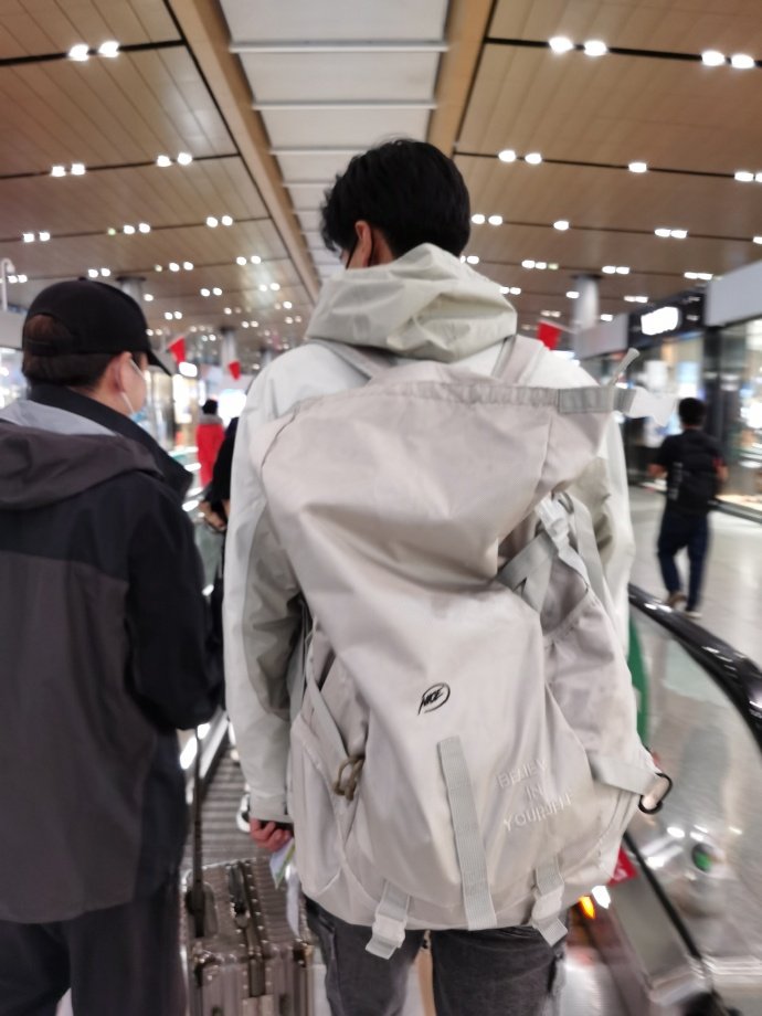 胡一天一个侧颜和三个背影