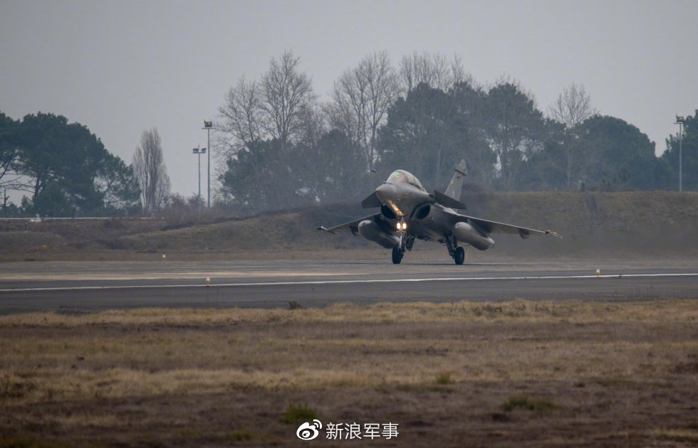 法空军接装最新型阵风F4战机