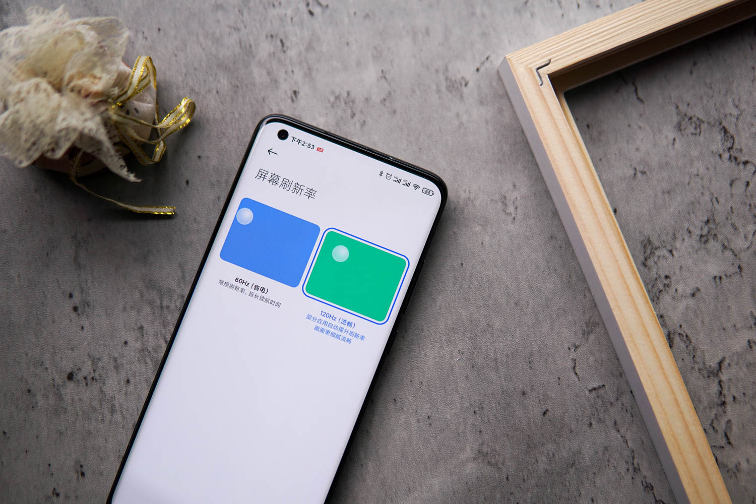 外观部分,小米10至尊版采用透明的玻璃机身,所以后盖不容易沾染指纹