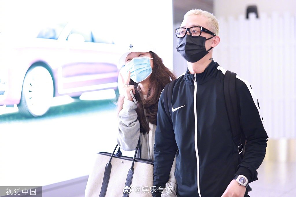 12月9日说唱歌手gai周延和老婆王斯然合体手牵手现身北京机场