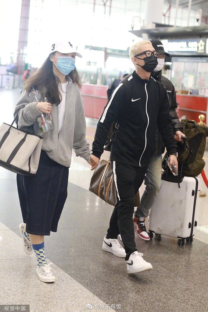 12月9日说唱歌手gai周延和老婆王斯然合体手牵手现身北京机场