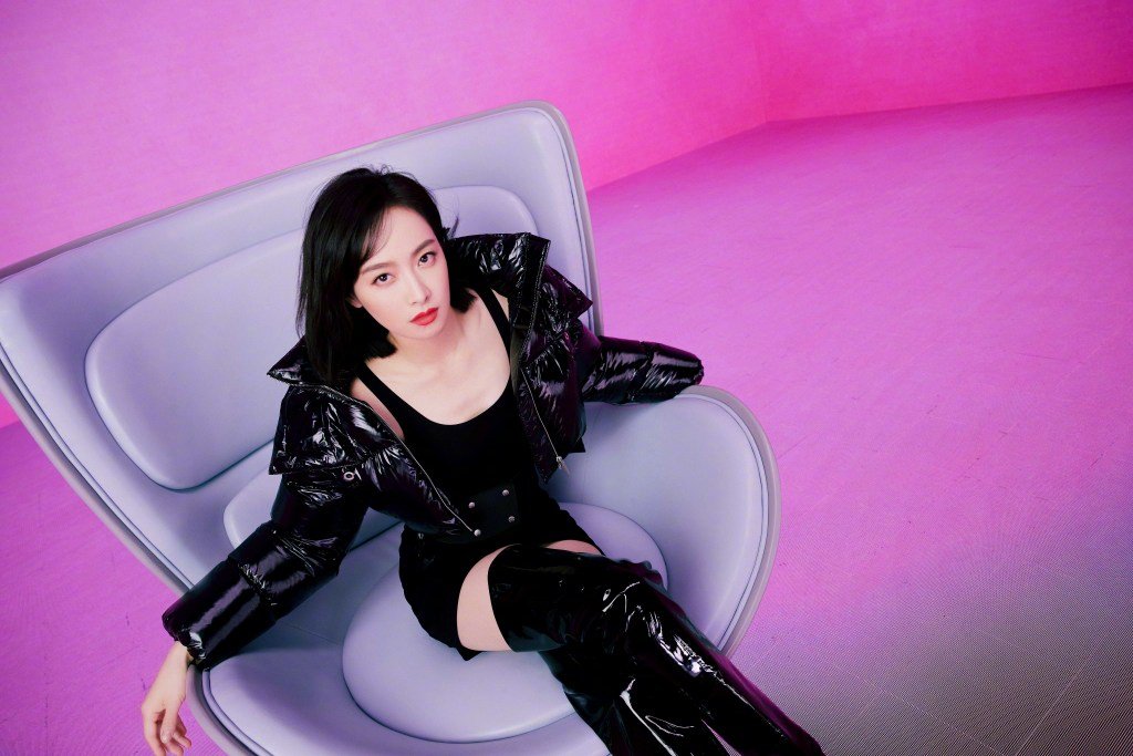 宋茜太空感廓形的曜黑羽绒服搭配黑色包臀裙和过膝长靴