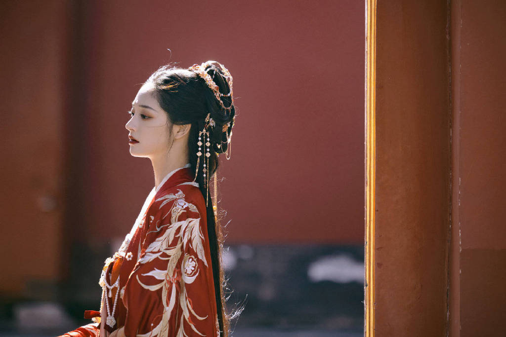 周洁琼一袭红衣,古风扮相绝美,手拿扇子,低头美艳动人~__财经头条