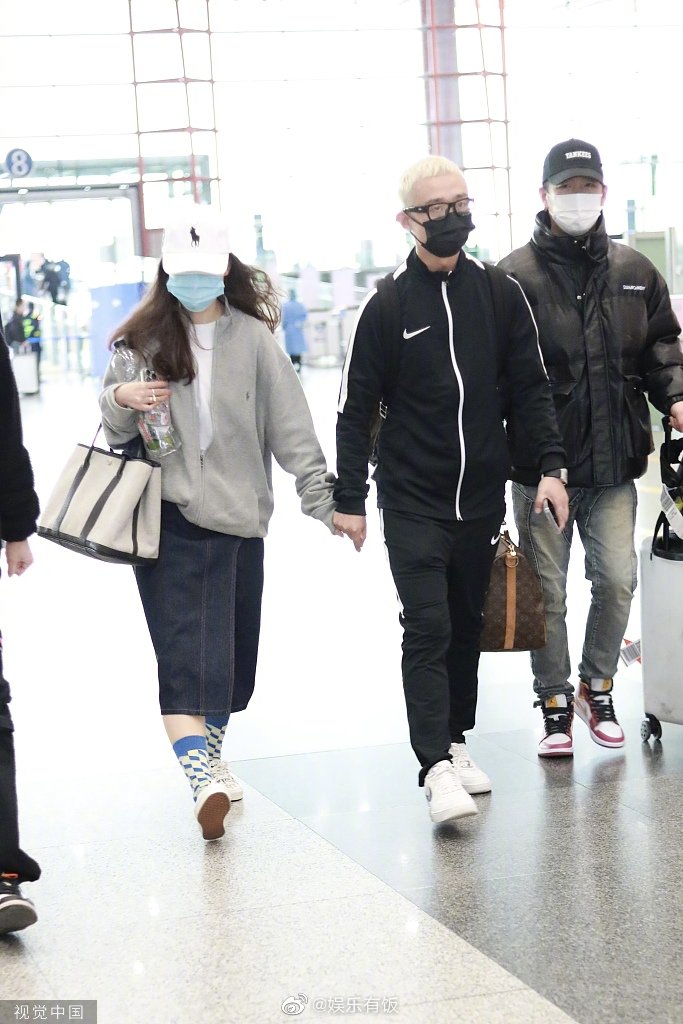 12月9日,说唱歌手gai周延和老婆王斯然合体手牵手现身北京机场