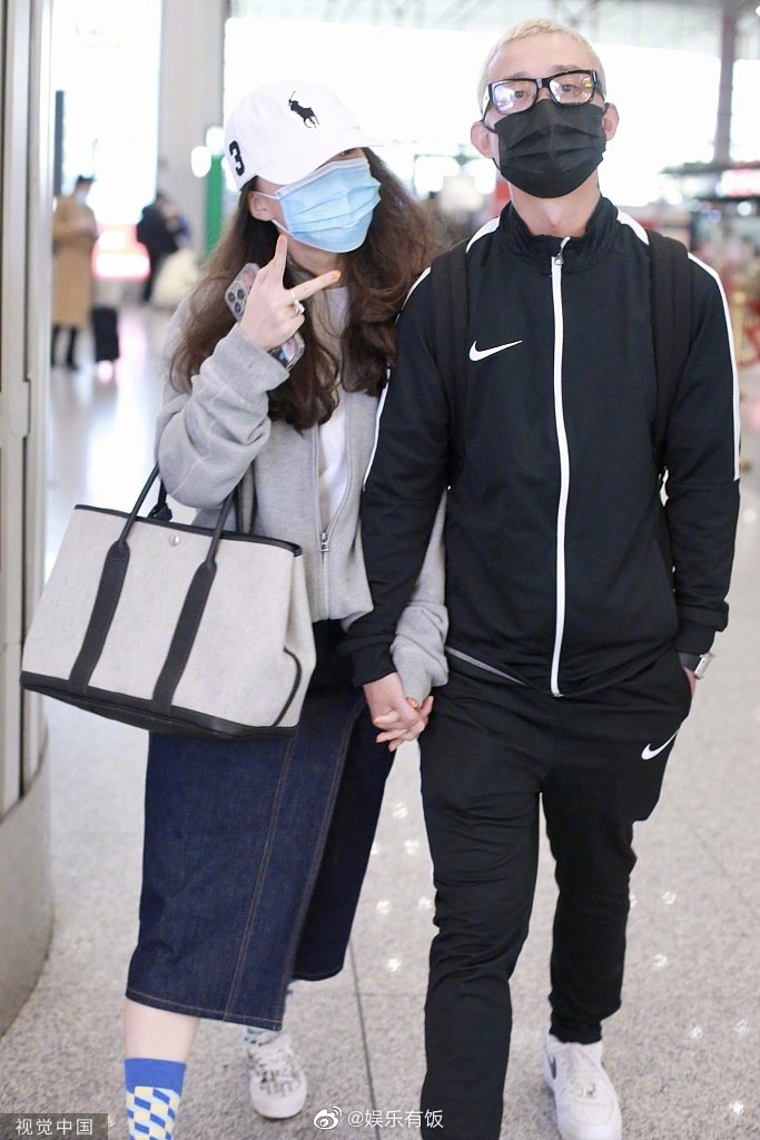 12月9日说唱歌手gai周延和老婆王斯然合体手牵手现身北京机场