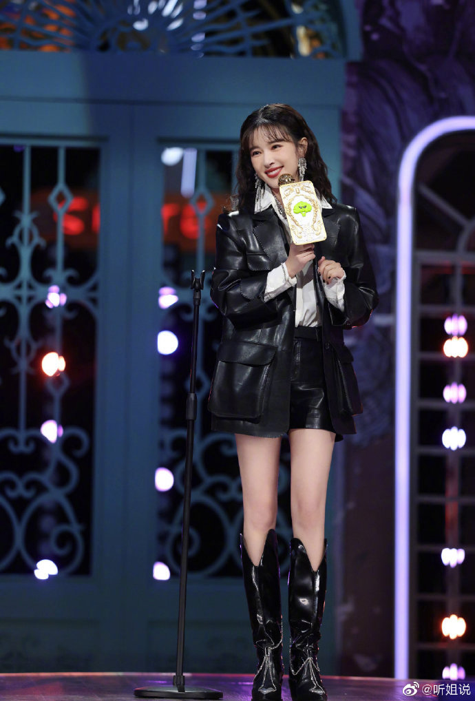 发布的最新剧照里,@阚清子 穿黑色皮外套搭配白衬衫和长筒靴……_高清