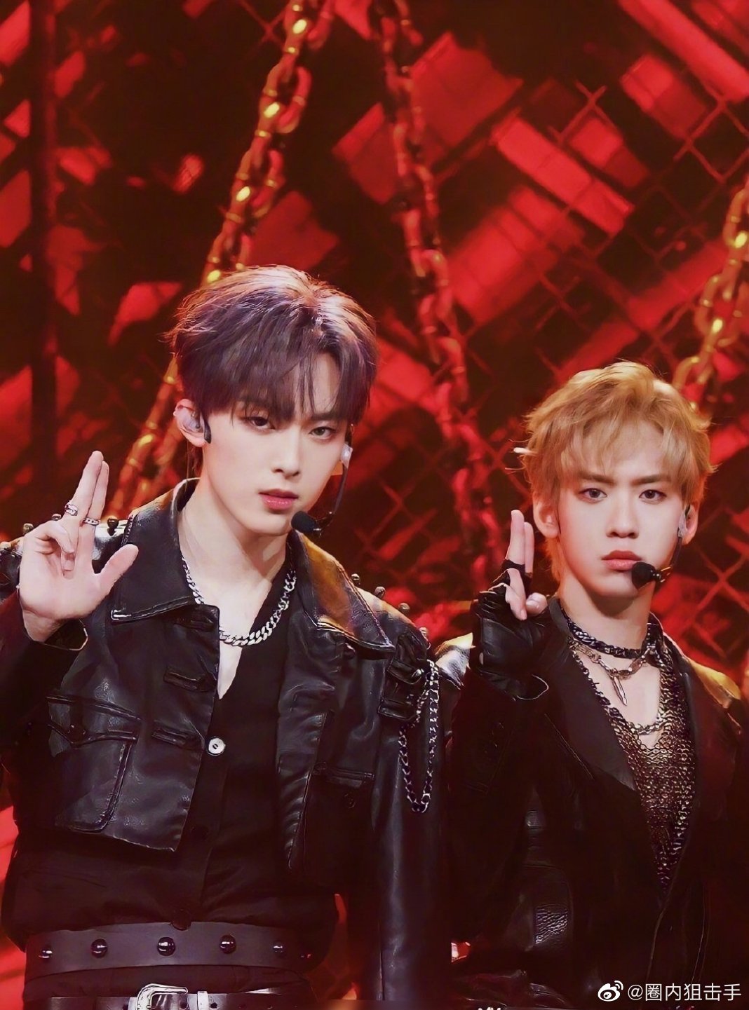 有网友拍到余景天和徐新驰去海边旅游啦!