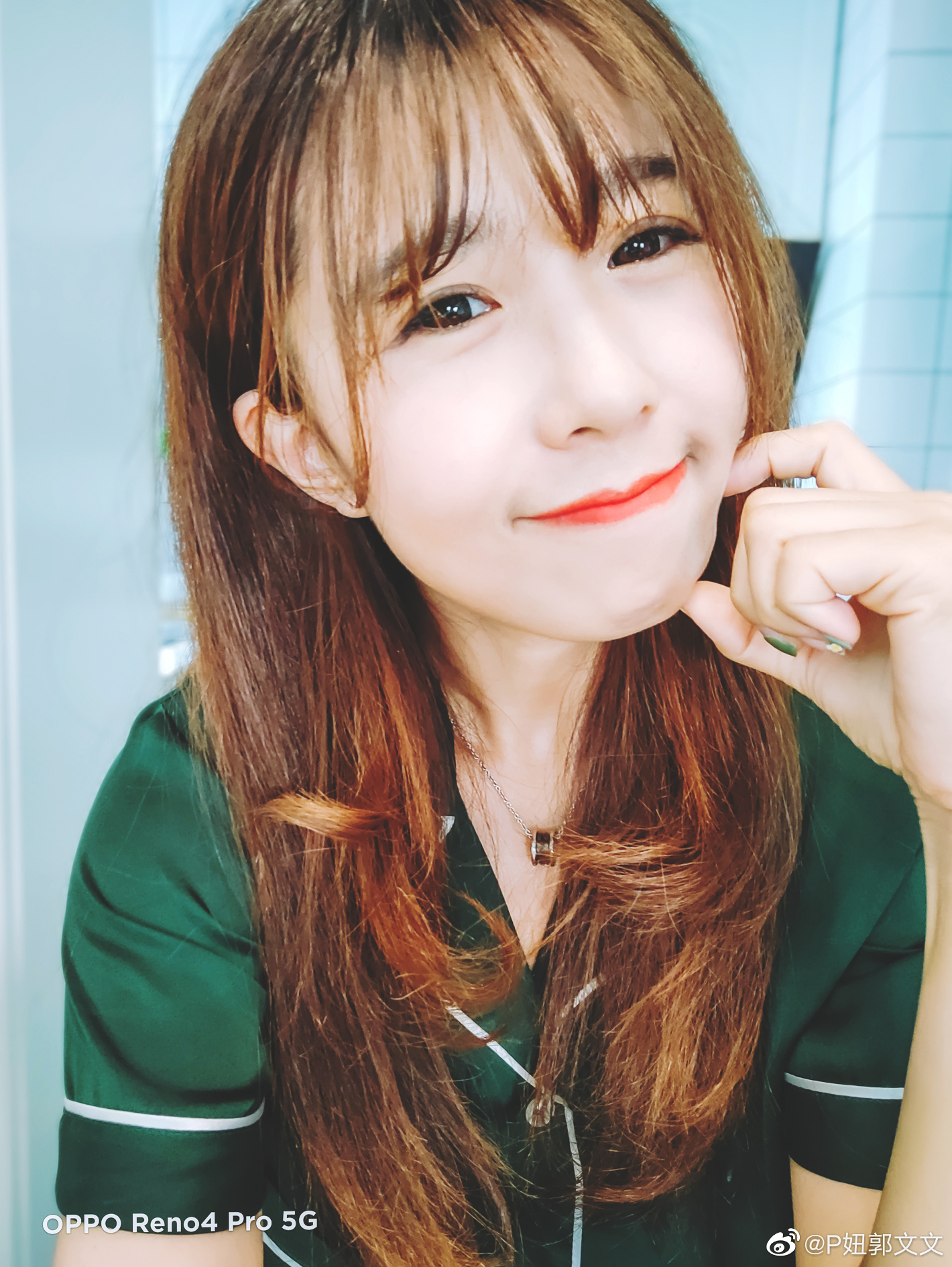 作为一枚超级颜控,拿到reno小晶钻第一时间便被它超高的颜值所征服