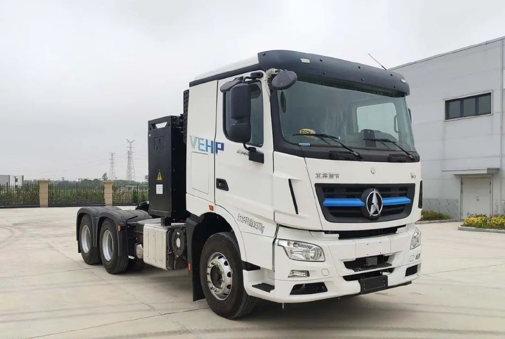 北奔首款插电混动重卡亮相搭载潍柴wp10h动力自重低至105吨