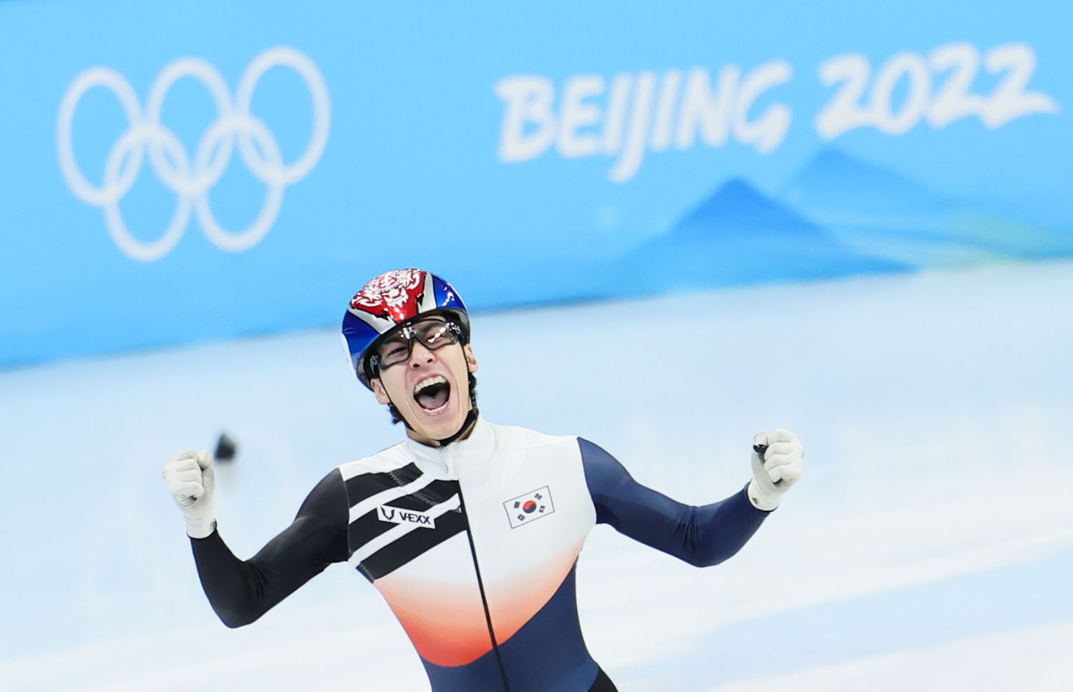 北京冬奥会短道速滑男子1500米决赛韩国选手黄大宪夺冠