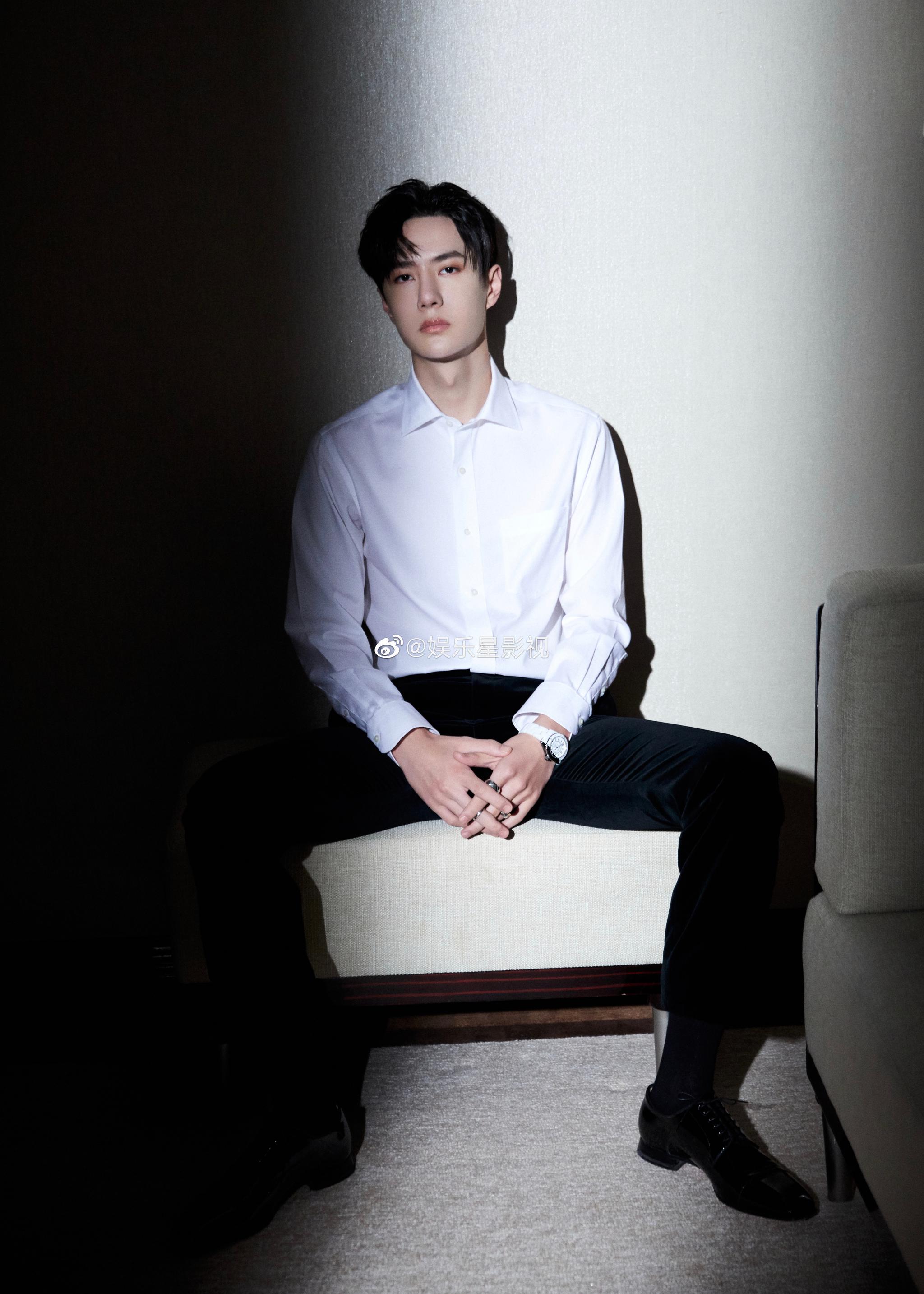 今晚@uniq-王一博 造型释出,白衬衫配西装裤