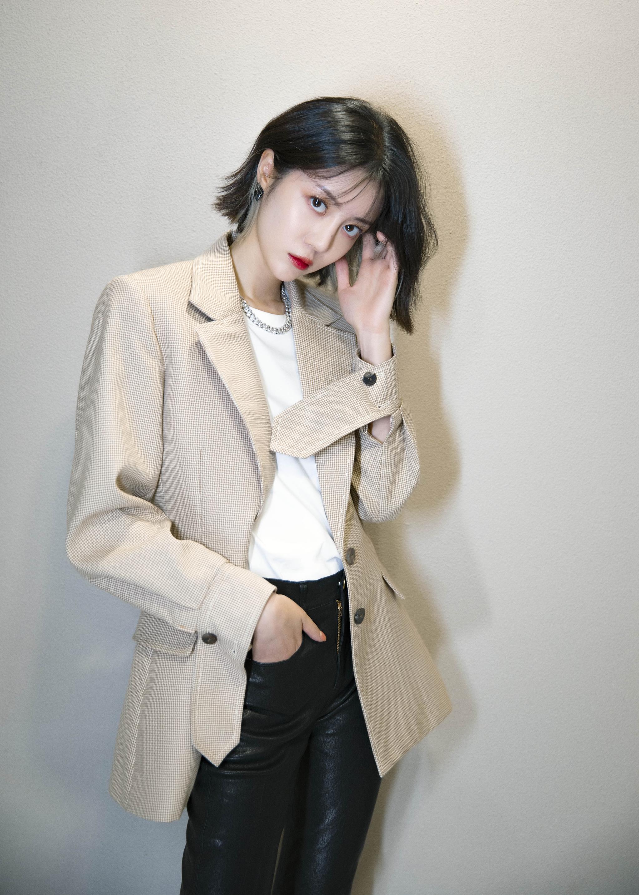 演员李溪芮@李溪芮 曝光一组时尚写真