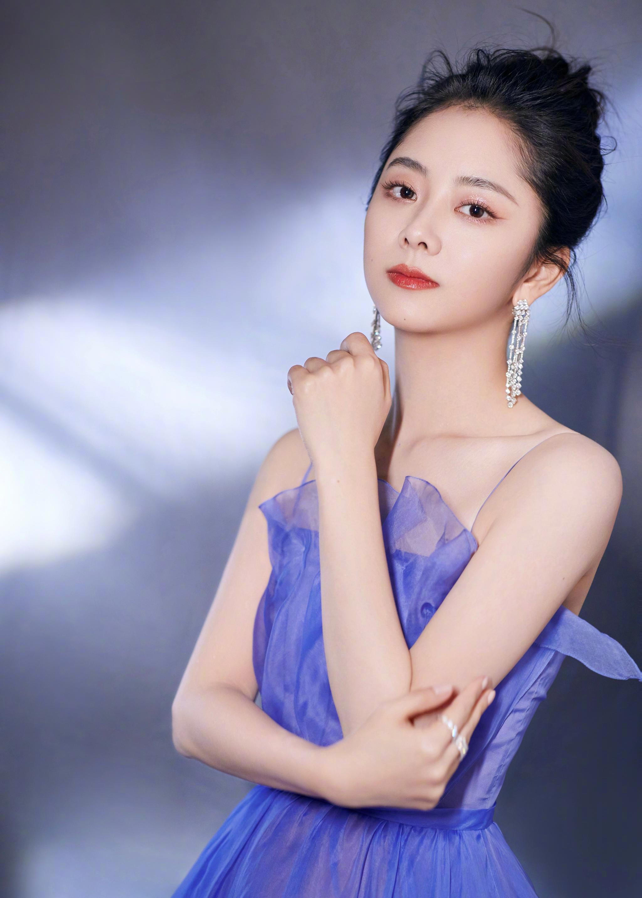 21:31 1 / 9 今天出席的@谭松韵seven,身穿luisa beccaria 2021春夏