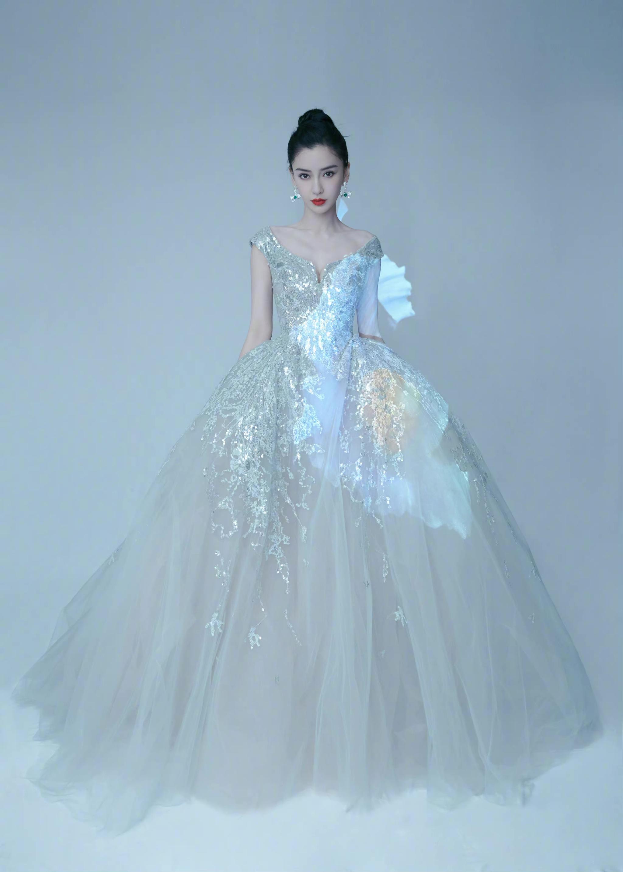 今晚身穿高定系列雾色银河流星裙