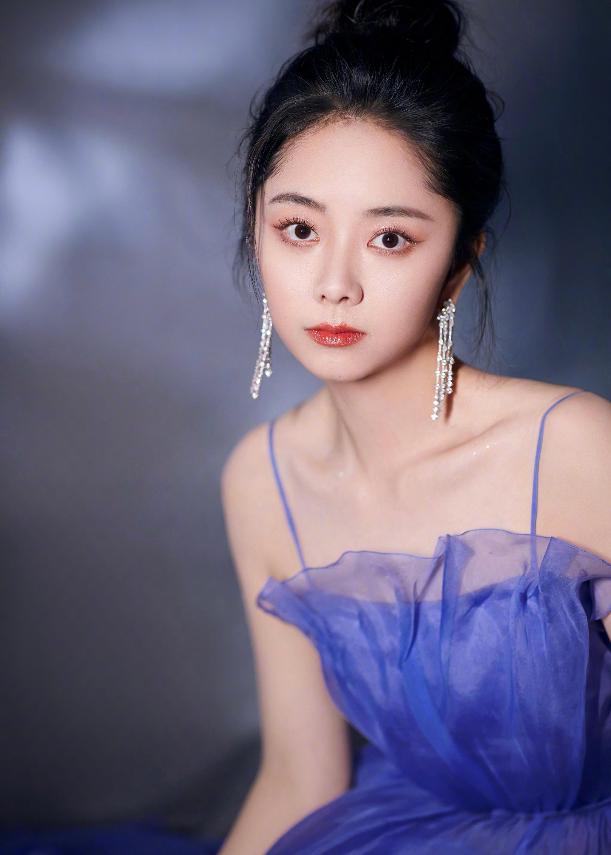 21:31 1 / 9 今天出席的@谭松韵seven,身穿luisa beccaria 2021春夏