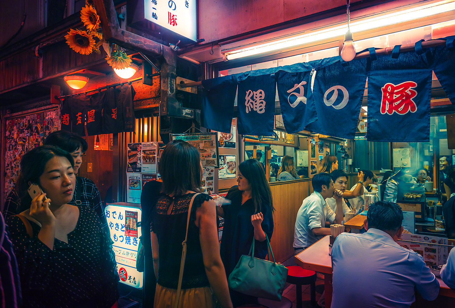 日本夜晚街边的霓虹招牌 anthony presley