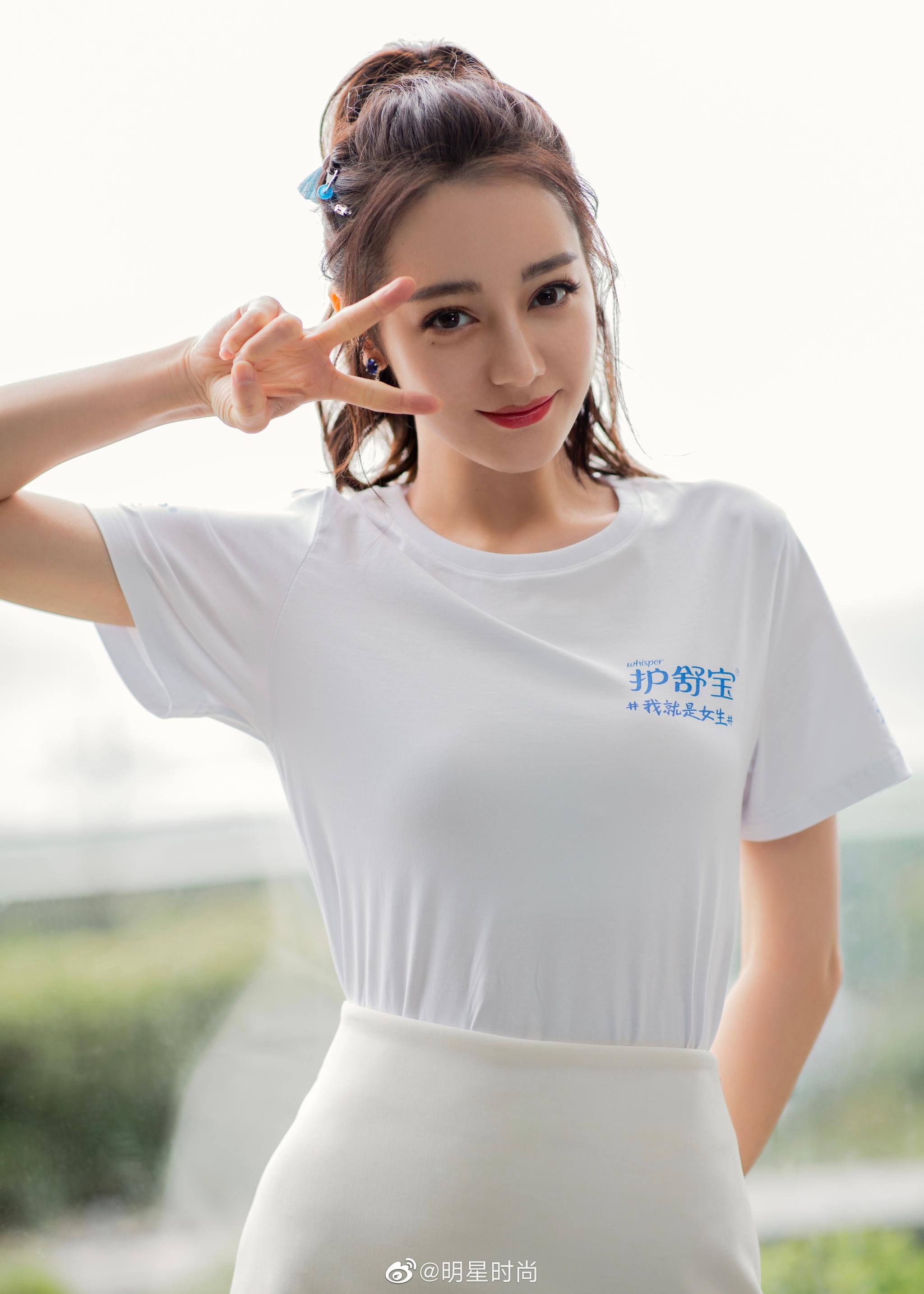 迪丽热巴最新造型,她身着白t搭配水钻花朵流苏短裙
