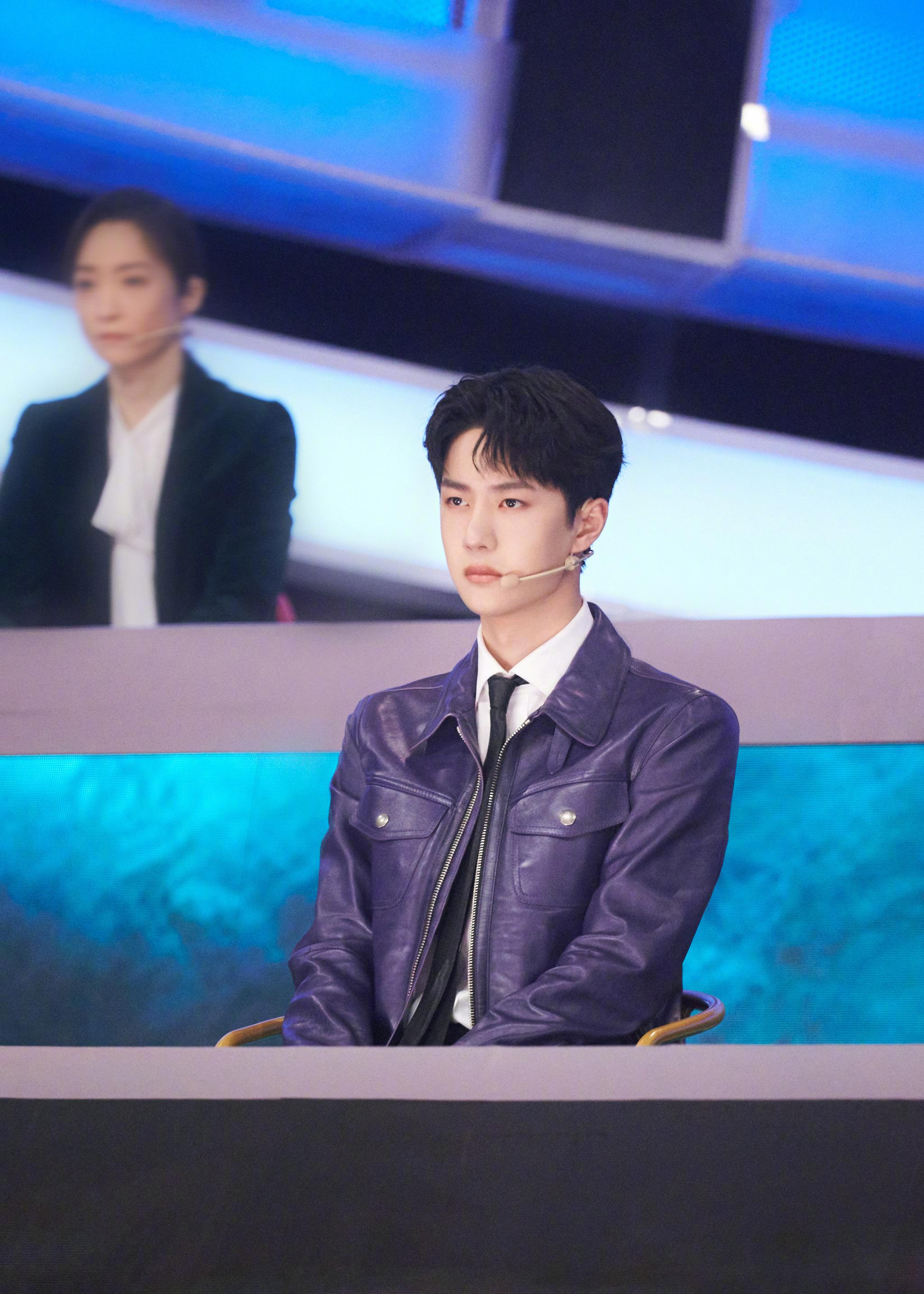 王一博作为华彩上线官见证少年们的第一次主题创演