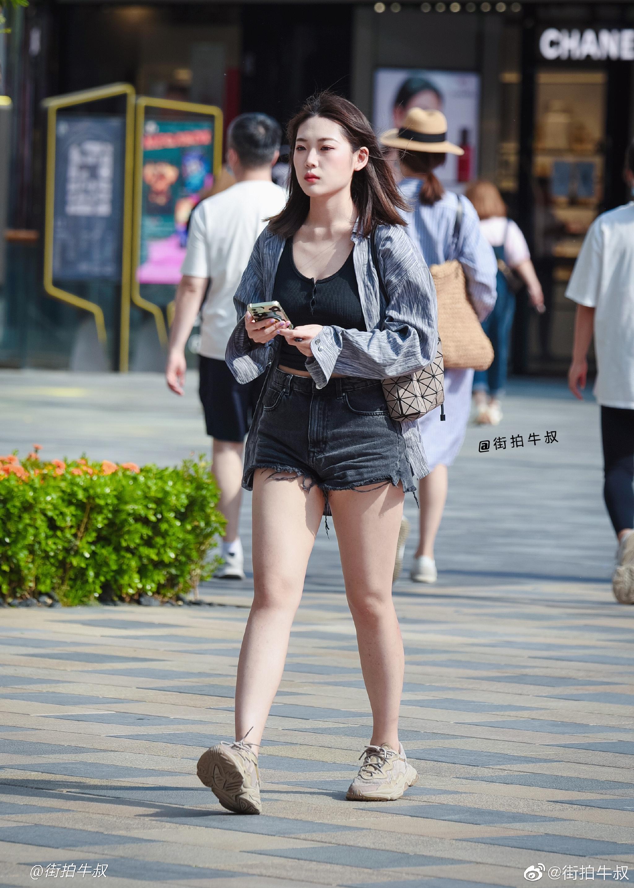 穿着牛仔热裤出街的姑娘