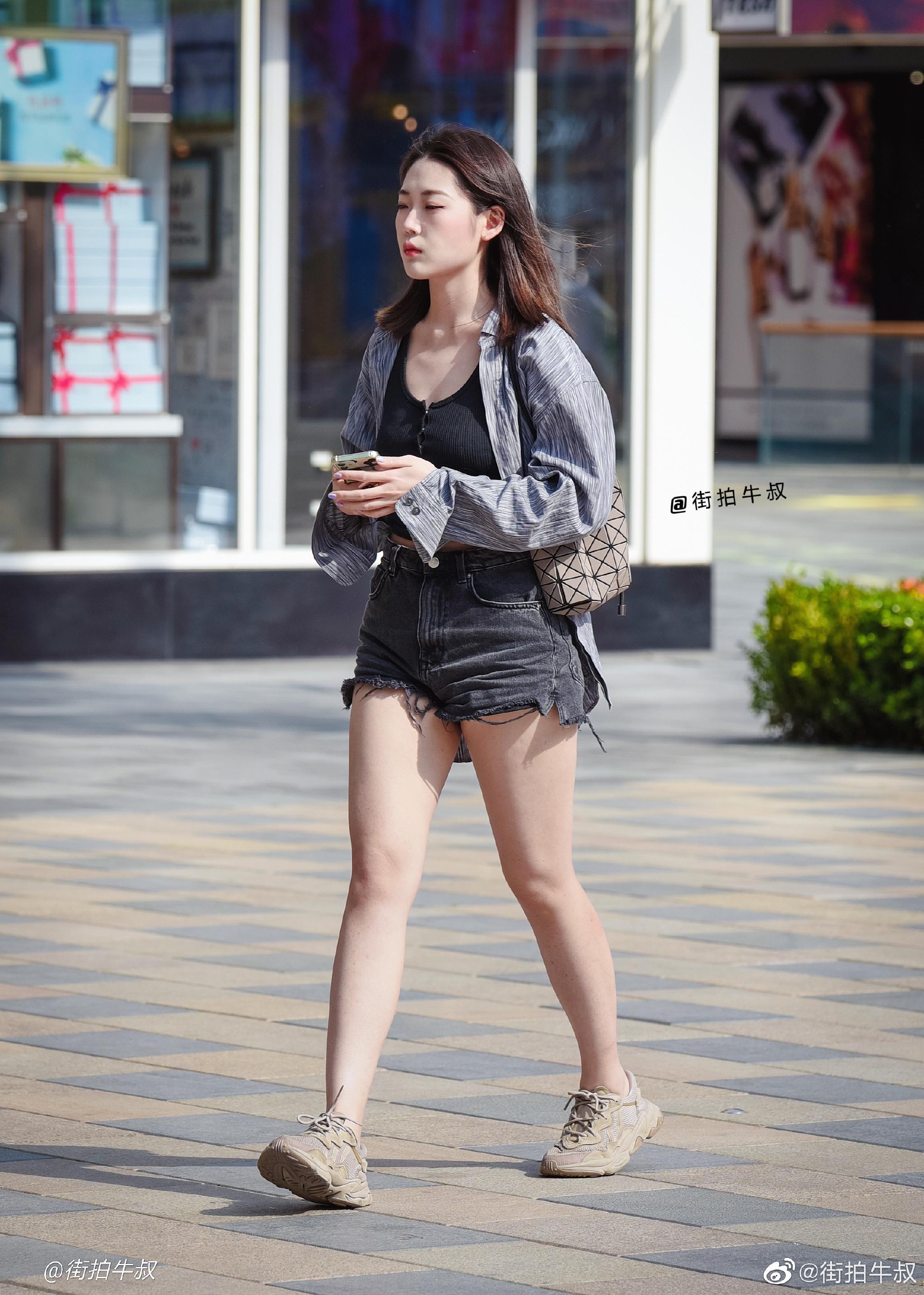 穿着牛仔热裤出街的姑娘