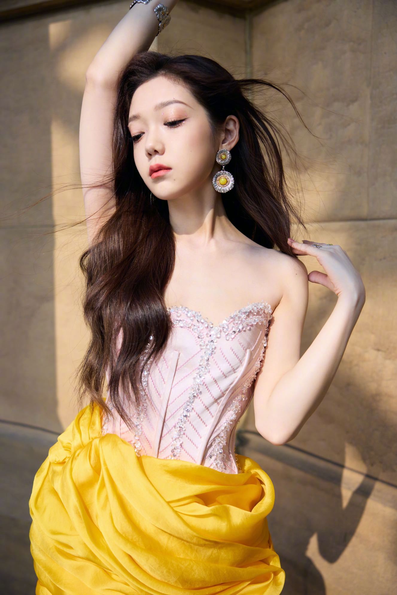 希林娜依高今日活动造型,一袭高定礼服勾勒曼妙身段……_高清图集