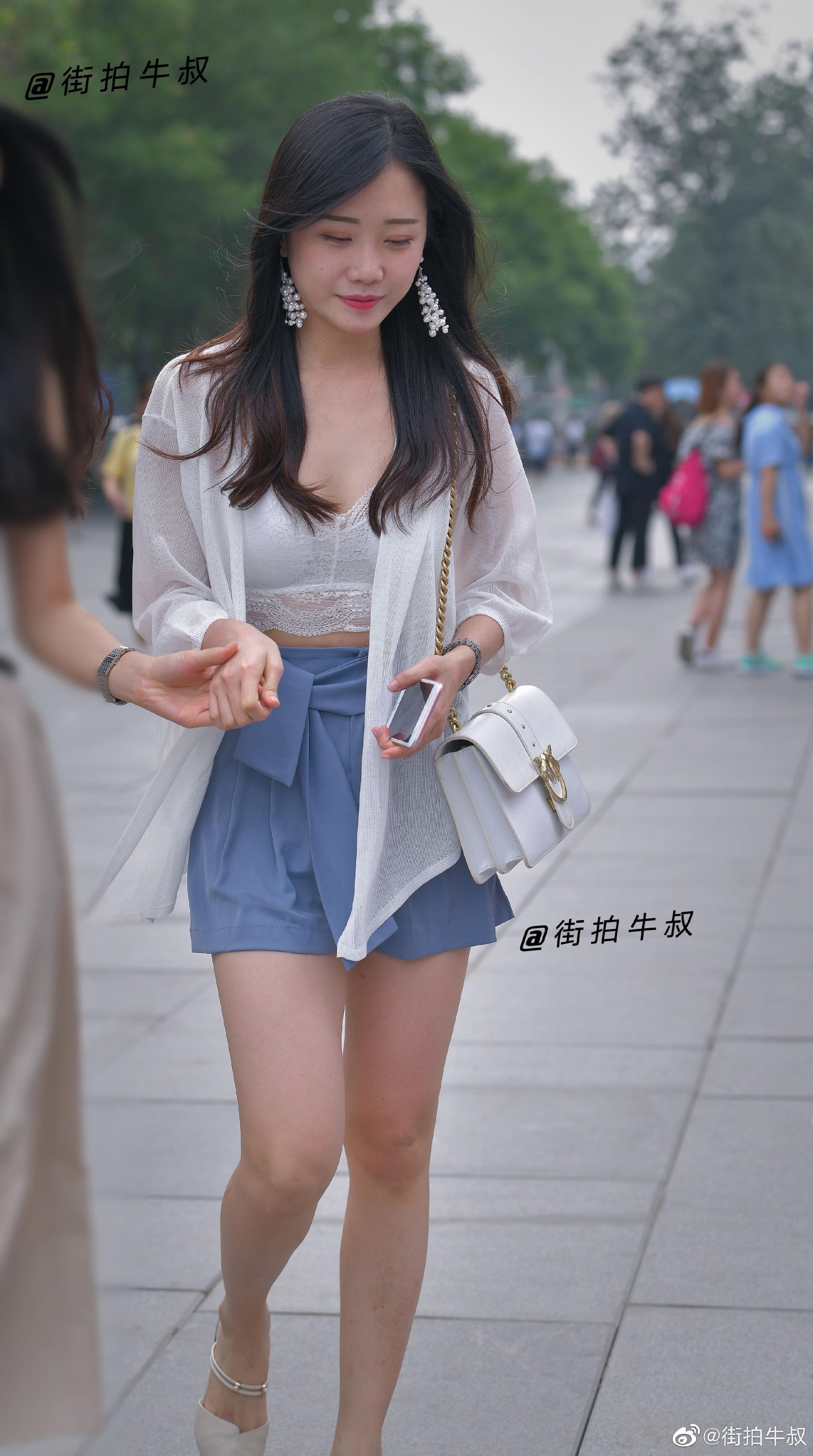 两位时尚靓丽的长发美女出街