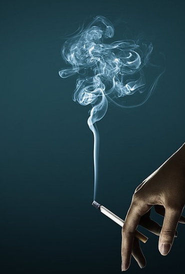 不识字还是烟瘾太大,对车上的禁烟标志视而不见,还敢跑去卫生间里抽烟