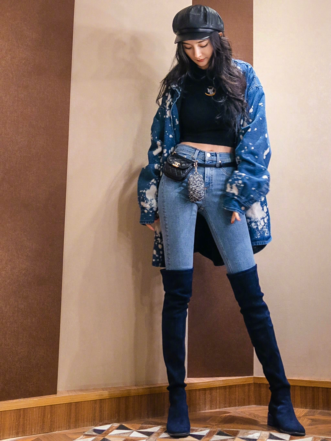 杨幂 身穿黑色短款内搭小露蛮腰,牛仔裤搭配长筒靴,尽显修长腿型.