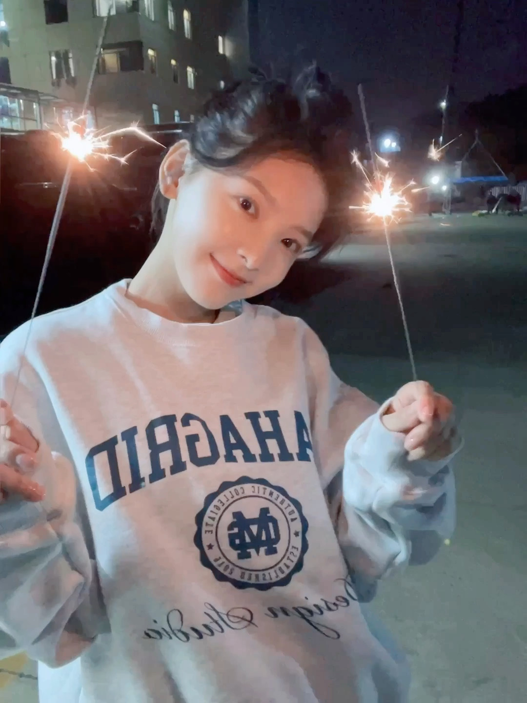 章若楠立春随拍,手拿烟花,丸子头造型好好看,怼脸拍好能打