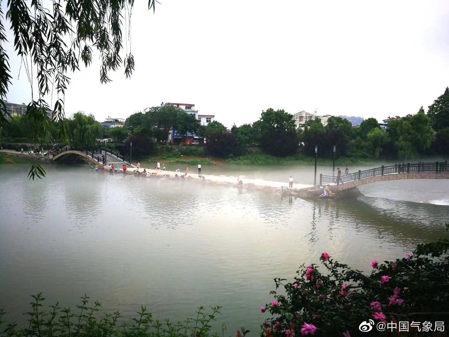 连日来的强降雨使安徽省桐城市的龙眠河上"轻纱曼妙",烟雨楼台