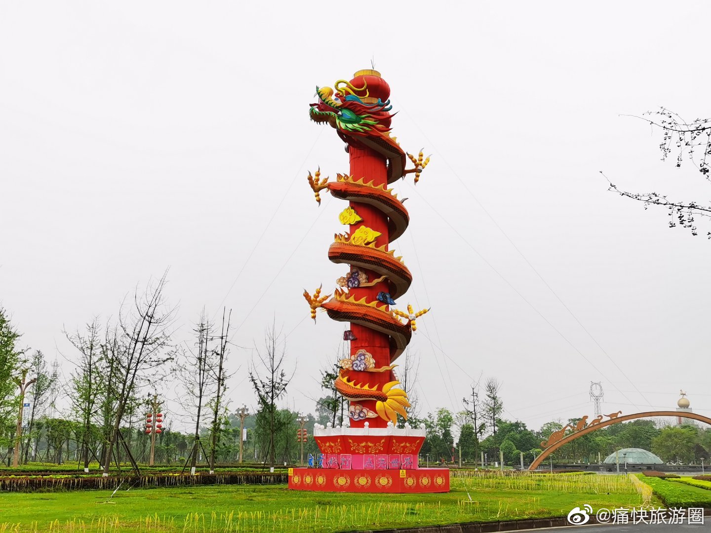 自贡东北部新城的"龙抱柱"彩灯