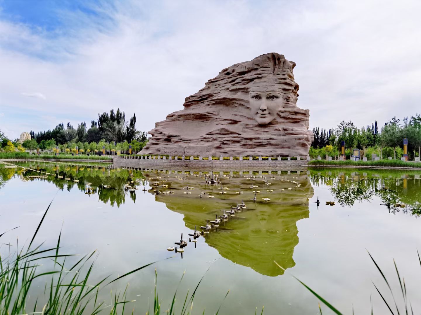 新疆若羌县的的城市名片楼兰icon文化公园