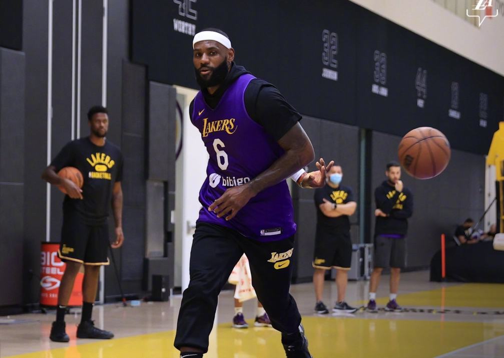 被湖人抛弃后再度投奔，悠然自得！感谢詹姆斯，也期待你兑现诺言休闲区蓝鸢梦想 - Www.slyday.coM