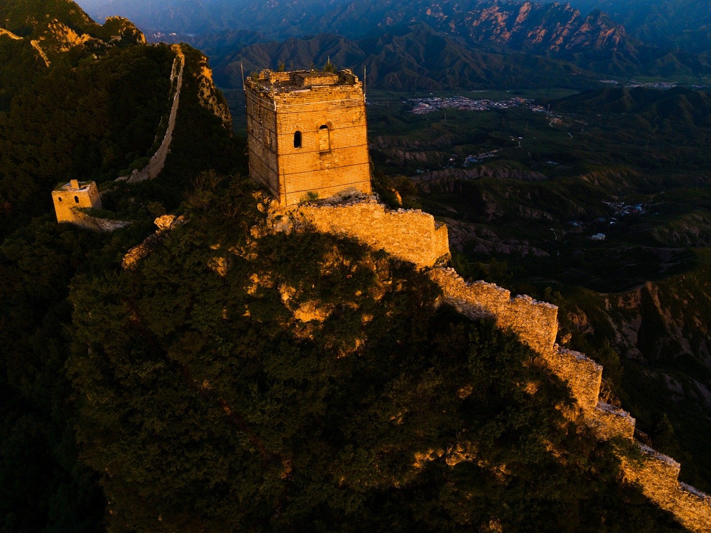 从蓝天白云拍到日落绚美最后天际蓝调长城景观灯亮起