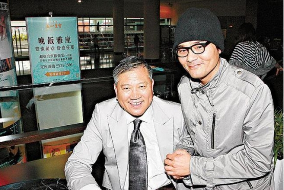 63岁万梓良再扮大哥,头发稀少但气场犹在,用钱敲打徒弟超霸气