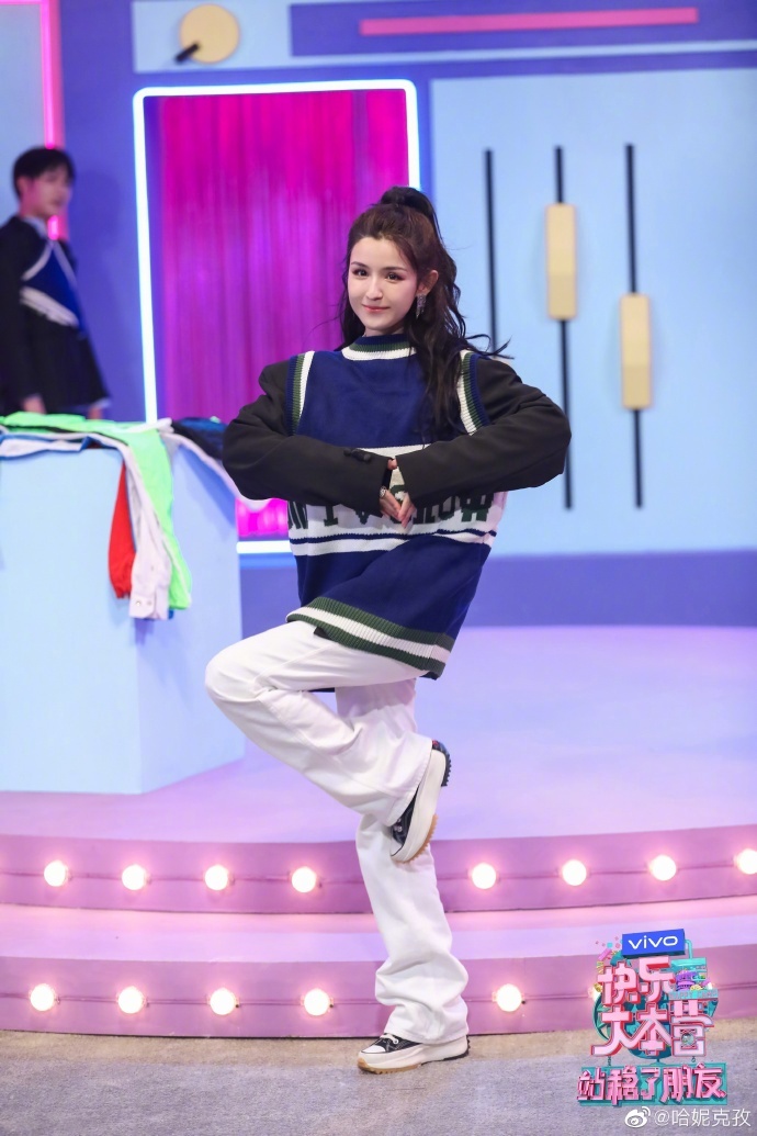 泰洋川禾哈妮克孜自我介绍用新疆rap别有一番风味啊,嘻哈范儿十足