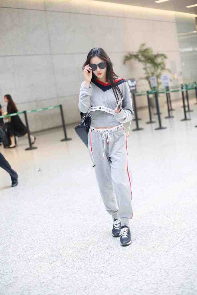 军嫂张馨予当妈后更会穿了，西装+阔腿裤的帅气混搭，时髦感十足休闲区蓝鸢梦想 - Www.slyday.coM